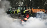 Barrage d'agriculteurs 0 Bassens, dans la banlieue de Bordeaux, le 21 novembre 2024 ( AFP / Thibaud MORITZ )