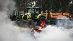 Barrage d'agriculteurs 0 Bassens, dans la banlieue de Bordeaux, le 21 novembre 2024 ( AFP / Thibaud MORITZ )