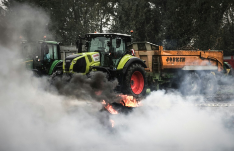 Barrage d'agriculteurs 0 Bassens, dans la banlieue de Bordeaux, le 21 novembre 2024 ( AFP / Thibaud MORITZ )