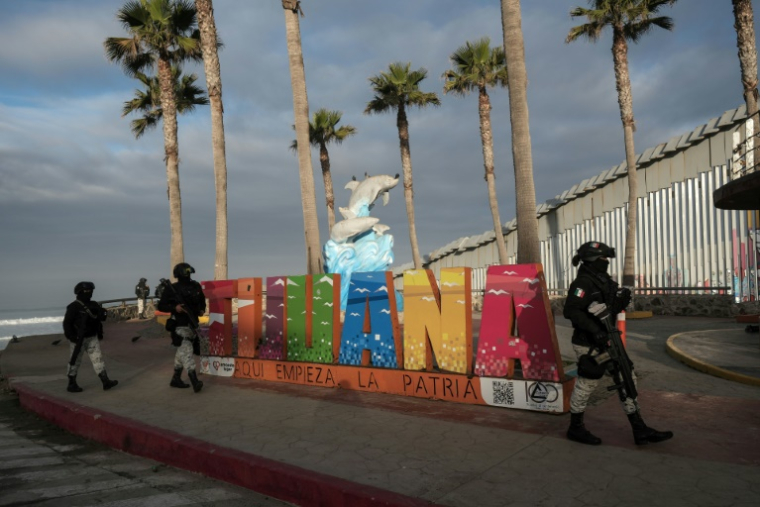 Des officiers de la Garde nationale mexicaine montent la garde sur la plage au pied du mur frontalier avec les Etats-Unis à Tijuana dans le nord-ouest du Mexique le 5 février 2025 ( AFP / Guillermo Arias )