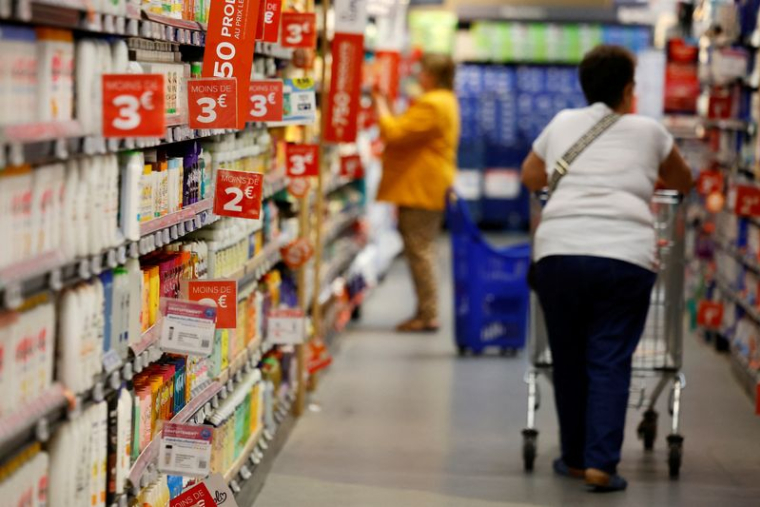 Photo d'archives: Des clients font leurs courses dans un supermarché Carrefour