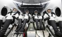 (g-d) Photo diffusée par la NASA, le 12 mars 2024, montrant le cosmonaute de Roscosmos Konstantin Borisov, l'astronaute de l'ESA Andreas Mogensen, l'astronaute de la NASA Jasmin Moghbeli et l'astronaute de la JAXA Satoshi Furukawa, à l'intérieur du vaisseau spatial SpaceX Dragon Endurance récupéré par le navire SpaceX Megan, EGAN peu après son amerrissage au large de Pensacola, dans le golfe du Mexique, en Floride ( NASA / Joel KOWSKY )