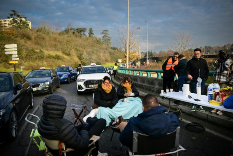 Des chauffeurs de taxi participent à une manifestation de blocage des routes, le 2 décembre 2024 à Lyon ( AFP / OLIVIER CHASSIGNOLE )