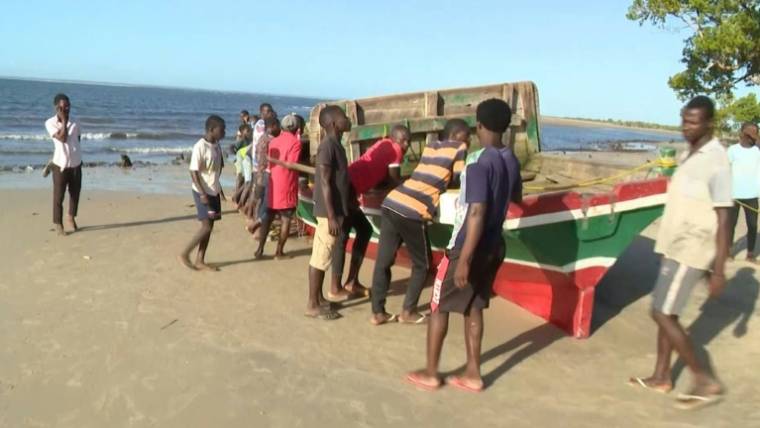 Image tirée d'une vidéo obtenue par l'AFPTV auprès de TVM, le 8 avril 2024, montrant le bateau qui a coulé au large de la côte nord du Mozambique, faisant au moins 97 morts ( TVM / - )