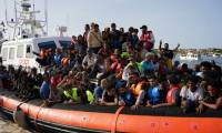 Des migrants arrivent dans le port de Lampedusa, le 18 septembre 2023 en Italie ( AFP / Zakaria ABDELKAFI  )