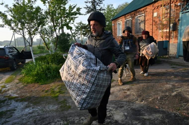 Des civils évacués de la région de Kharkiv au lendemain de l'offensive russe dans le nord-est de l'Ukraine, le 10 mai 2024 ( AFP / SERGEY BOBOK )