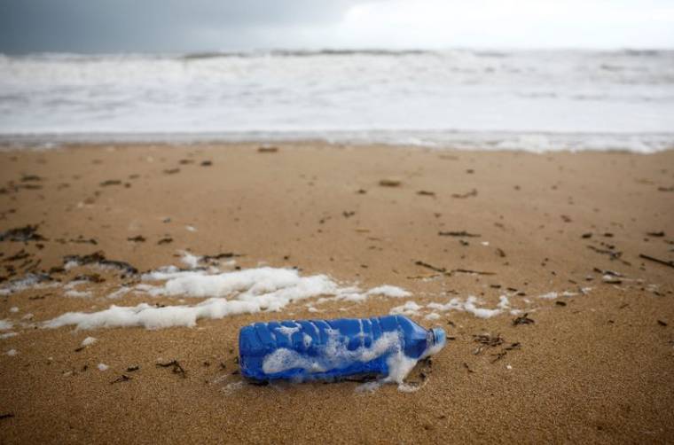 Une bouteille en plastique sur le sable d'une plage de Bretignolles-sur-Mer