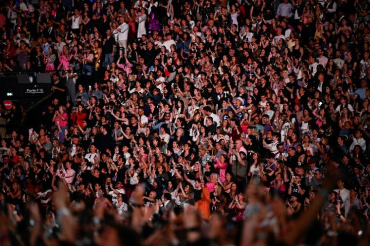 Des fans assistent au concert de la chanteuse américaine Taylor Swift au Paris La Défense Arena, le 9 mai 2024 à Nanterre, au nord-ouest de Paris ( AFP / JULIEN DE ROSA )