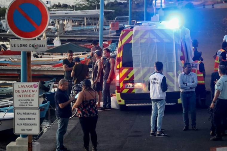 Des pompiers à l'oeuvre alors qu'un surfeur est mort après une attaque de requin, à Saint-Leu, sur l'île de La Réunion, dans l'océan Indien, le 9 mai 2019 ( AFP / Richard BOUHET )