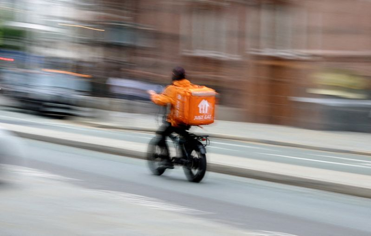 Un livreur de Just Eat circule à vélo dans Manchester