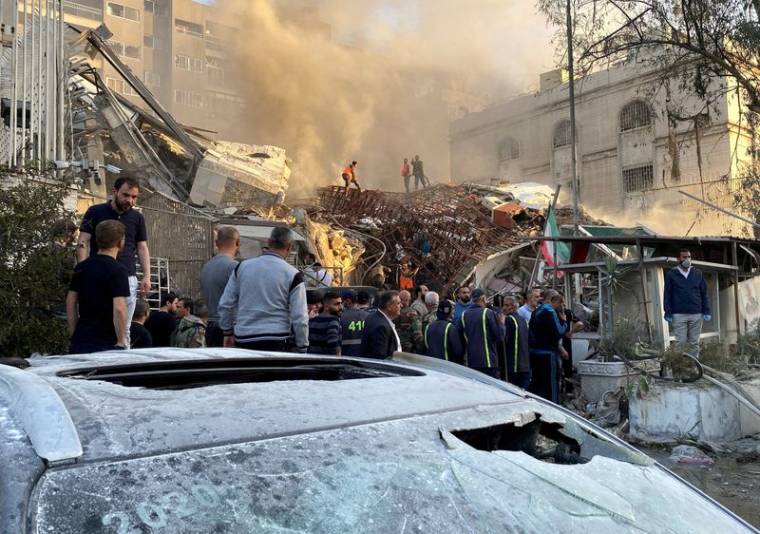 De la fumée s'élève après ce que les médias iraniens ont qualifié de frappe israélienne sur un bâtiment proche de l'ambassade d'Iran à Damas