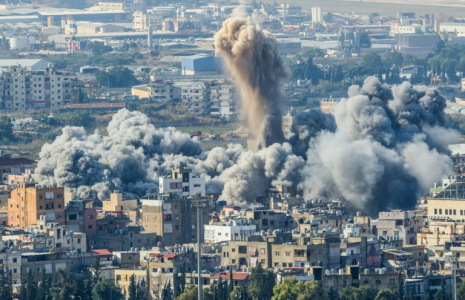 Des nuages de fumée s'élèvent après une frappe aérienne israélienne dans la banlieue sud de Beyrouth, le 14 novembre 2024 ( AFP / Anwar AMRO )