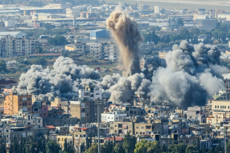 Des nuages de fumée s'élèvent après une frappe aérienne israélienne dans la banlieue sud de Beyrouth, le 14 novembre 2024 ( AFP / Anwar AMRO )