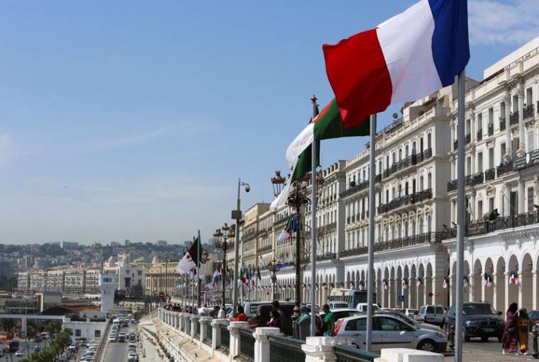 Des drapeaux algériens et français, à Alger