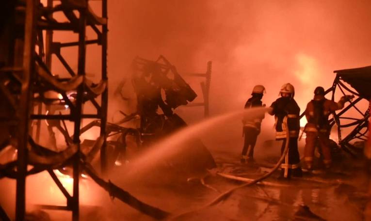 Ukraine: des pompiers luttent contre un incendie après une frappe russe dans le nord-est