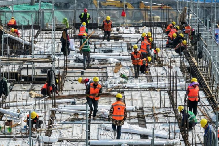 Des ouvriers sur un chantier de construction à Nanjing, dans la province chinoise du Jiangsu, le 7 mars 2024 ( AFP / STR )