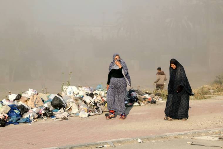 Des femmes marchent dans la fumée après un bombardement israélien sur le quartier d'Al-Daraj, dans la ville de Gaza, le 16 avril 2024 ( AFP / - )