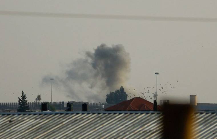 De la fumée s'élève à la suite de frappes israéliennes à la frontière avec l'Égypte