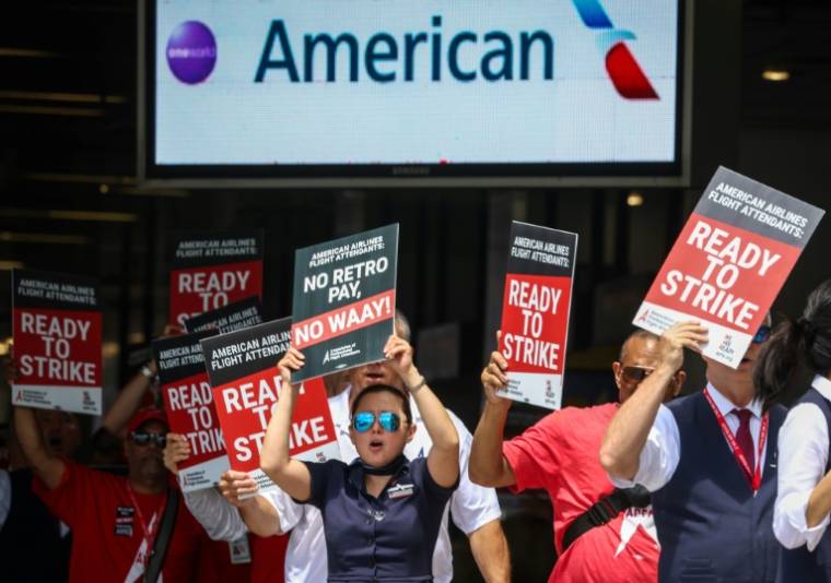 Les hôtesses et stewards d'American Airlines demandent le droit de faire grève, le 9 mai 2024 à Miami (Floride) ( AFP / GIORGIO VIERA )