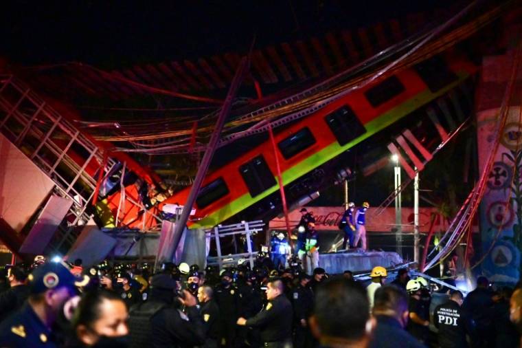 Des secouristes sur le site de l'accident de métro de Mexico, le 3 mai 2021 ( AFP / Pedro PARDO )