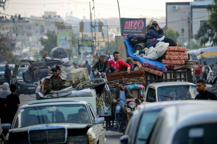 Des Palestiniens déplacés quittent Rafah, dans le sud de la bande de Gaza, après un ordre d'évacuation de l'armée israélienne, le 7 mai 2024 ( AFP / - )
