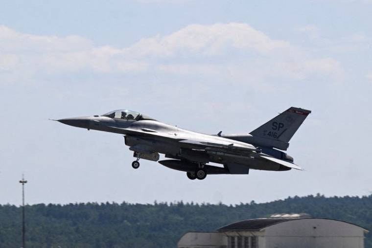 Un avion de chasse F-16 décolle sur la base aérienne américaine de Spangdahlem, près de la frontière germano-belge, à Spangdahlem, en Allemagne
