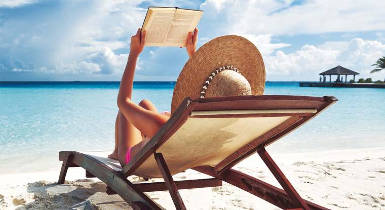 «Le Revenu» vous a préparé un éventail éclectique pour vos lecture de l'été. (© Shutterstock)