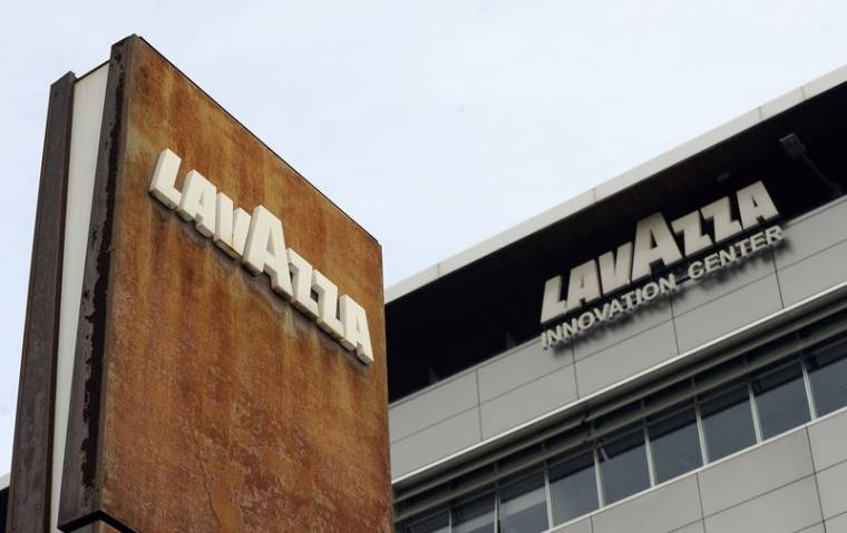 Le logo de Lavazza devant l'entrée principale du siège social