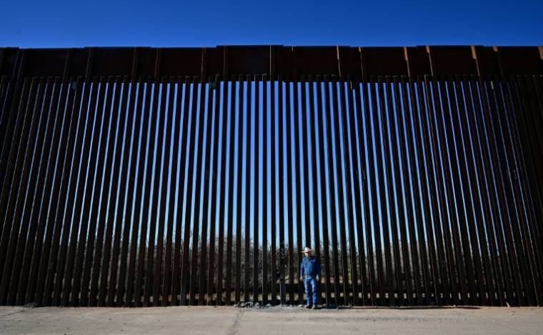 L'éleveur John Ladd devant le mur frontalier entre les Etats-Unis et le Mexique, le 17 avril 2024 près de Palominas, en Arizona ( AFP / Frederic J. BROWN )