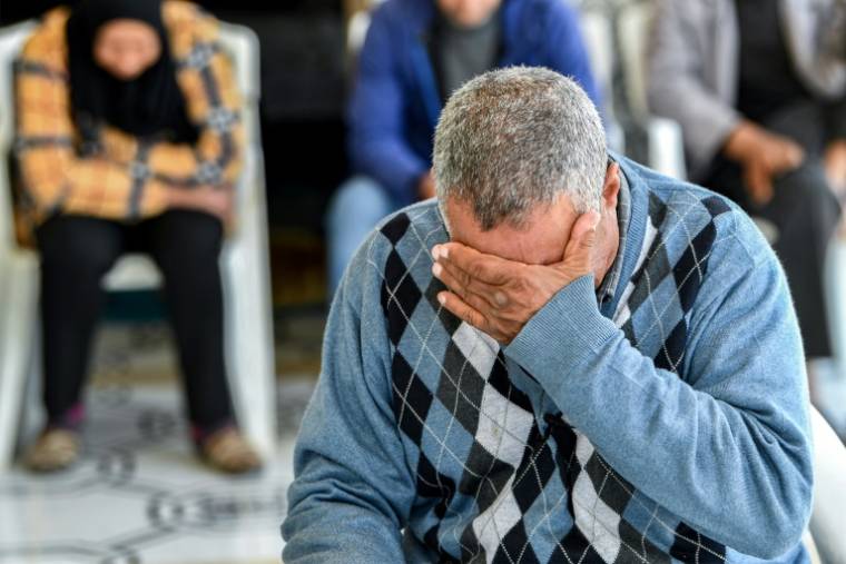 Un membre de la famille d'un des jeunes migrants tunisiens disparus en mer en janvier lors d'un rassemblement à El Hencha, dans le centre de la Tunisie, le 23 avril 2024 ( AFP / FETHI BELAID )