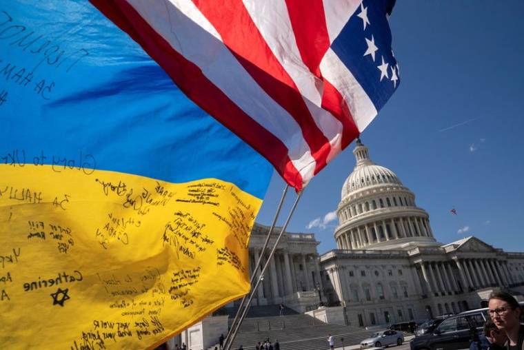 Photo des drapeaux de l'Ukraine et des Etats-Unis qui flottent devant le Capitole des États-Unis