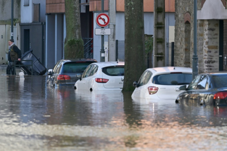 Une rue de Rennes inondée, le 27 janvier 2025 ( AFP / DAMIEN MEYER )