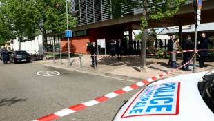 Des policiers devant l'école de  Souffelweyersheim, dans le Bas-Rhin, où deux fillettes ont été blessées au couteau, le 18 avril 2024 ( AFP / FREDERICK FLORIN )