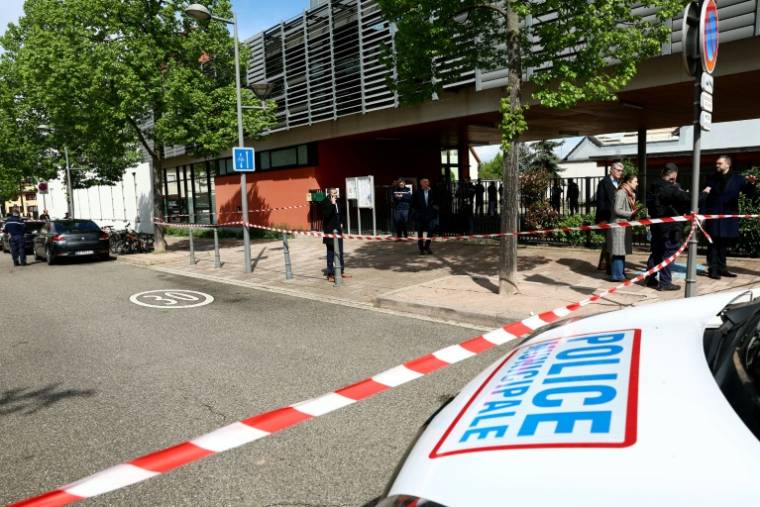 Des policiers devant l'école de Souffelweyersheim, dans le Bas-Rhin, après que deux fillettes ont été blessées dans une attaque au couteau, le 18 avril 2024 ( AFP / FREDERICK FLORIN )