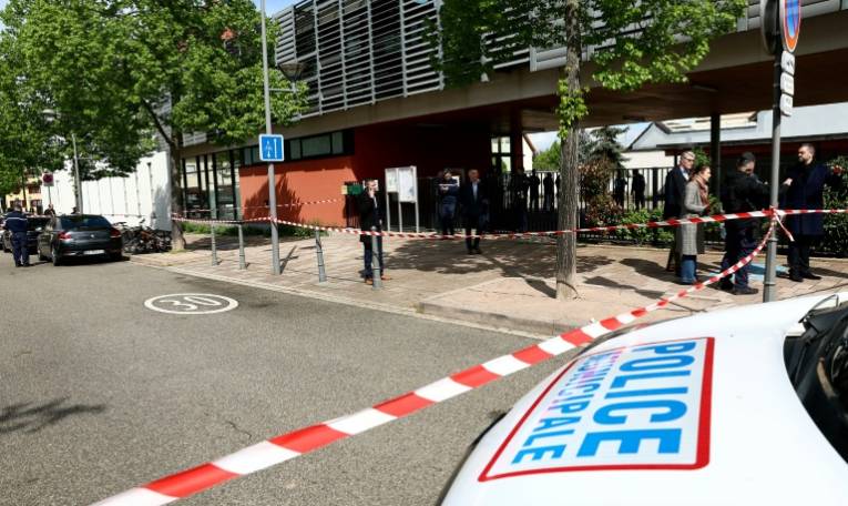 Des policiers devant l'école de  Souffelweyersheim, dans le Bas-Rhin, où deux fillettes ont été blessées au couteau, le 18 avril 2024 ( AFP / FREDERICK FLORIN )