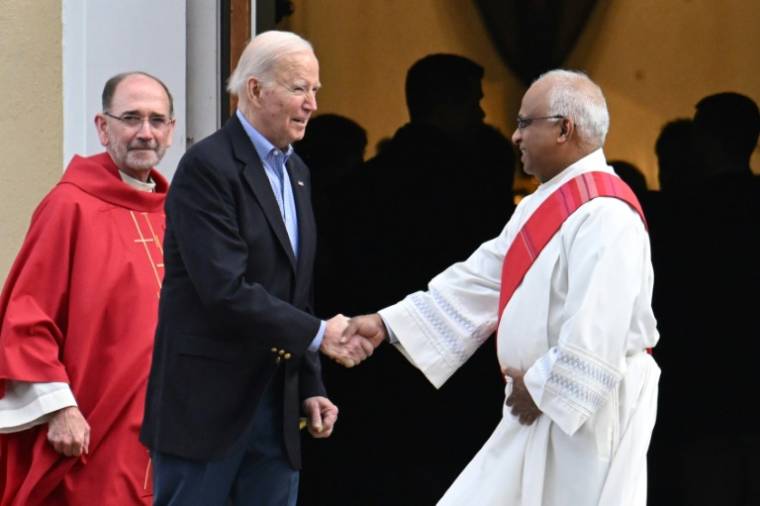 Joe Biden à la sortie de l'église le 23 mars 2024 ( AFP / Jim WATSON )