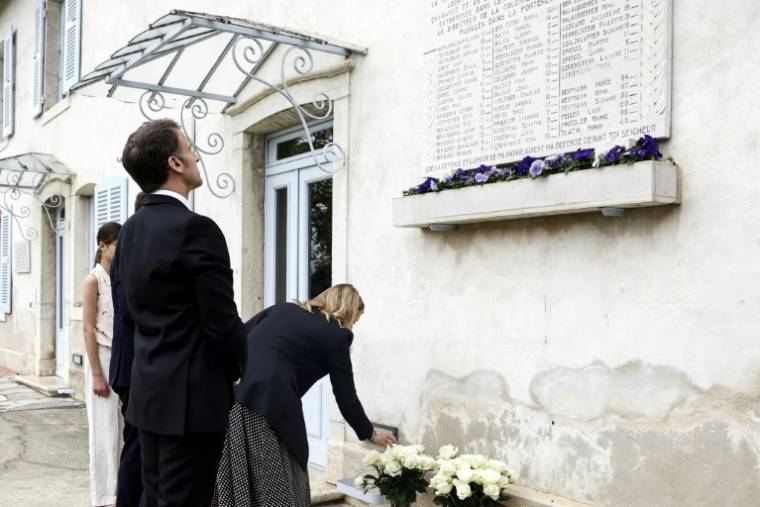 Le président Emmanuel Macron se recueille devant une plaque commémorative à la maison d'Izieu, le 7 avril 2024 ( POOL / MOHAMMED BADRA )