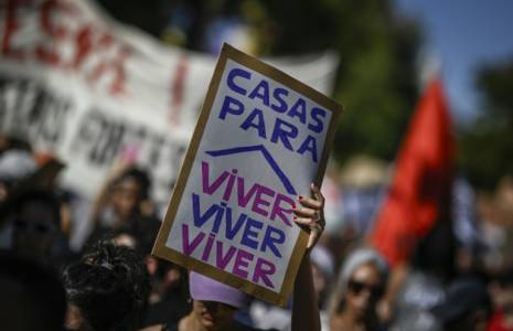Manifestation pour réclamer des mesures face à la crise du logement, le 30 septembre 2023 à Lisbonne, au Portugal ( AFP / Patricia DE MELO MOREIRA )
