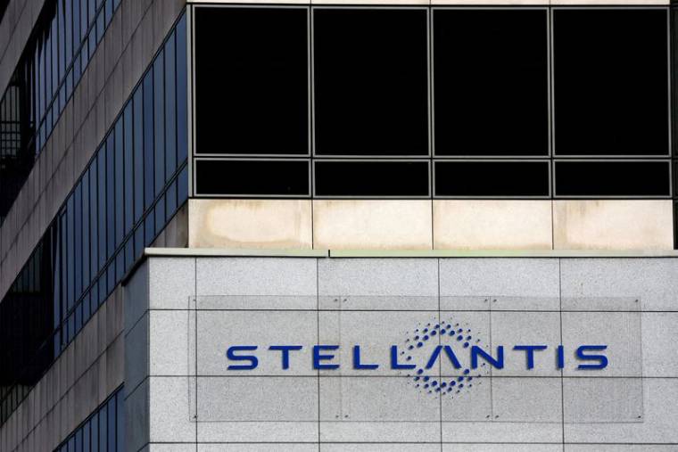 Photo du logo de Stellantis au siège de la société à Poissy