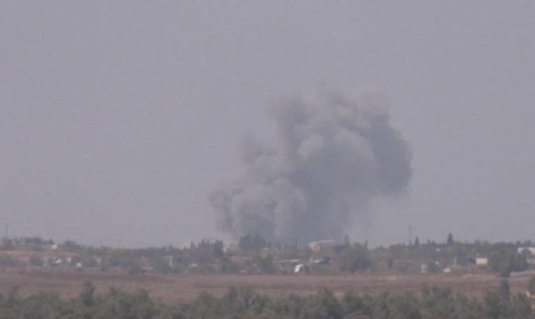 Un énorme nuage de fumée s'élève au-dessus de Rafah, vu d'Israël