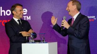 Le président français Emmanuel Macron et le PDG de Microsoft Brad Smith (d) lundi 13 mai 2024 au siège français du groupe informatique, à Issy-les-Moulineaux ( POOL / Thibault Camus )