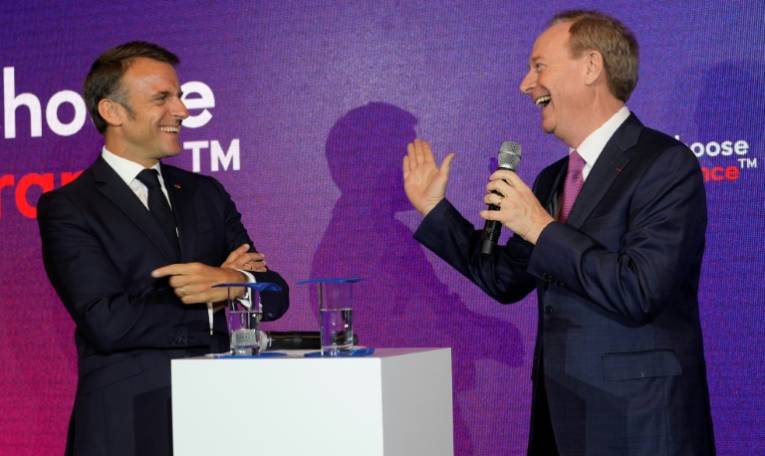 Le président français Emmanuel Macron et le PDG de Microsoft Brad Smith (d) lundi 13 mai 2024 au siège français du groupe informatique, à Issy-les-Moulineaux ( POOL / Thibault Camus )