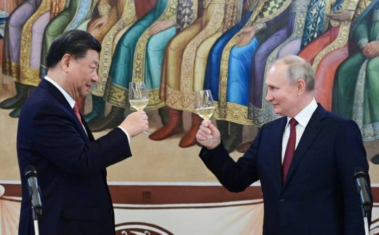 Le président chinois Xi Jinping (g) porte un toast avec son homologue russe Vladimir Poutine lors d'une réception au Kremlin, le 21 mars 2023 à Moscou ( SPUTNIK / Pavel Byrkin )