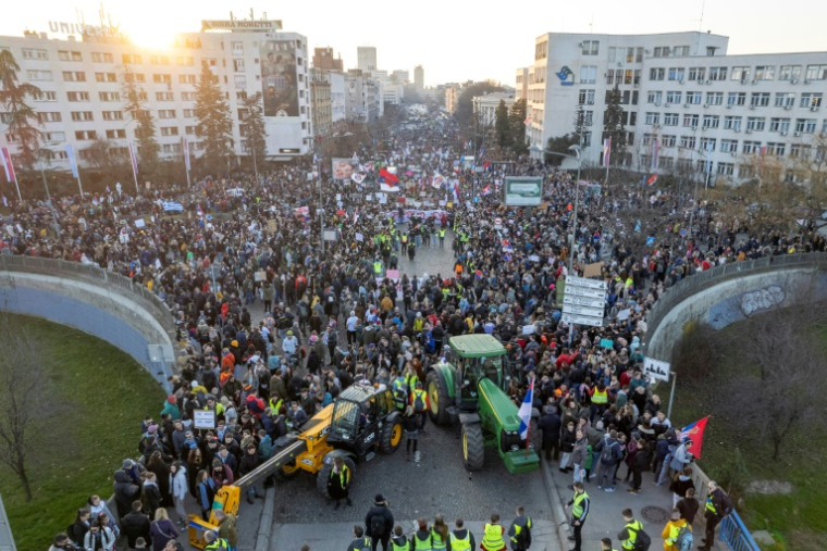 Des dizaines de milliers de manifestants rassemblés à Novi Sad, en Serbie, pour marquer les trois mois de l'effondrement meurtrier du toit d'une gare de la ville, qui a déclenché un mouvement national de contestation contre les autorités, le 1er février 2025 ( AFP / Nenad MIHAJLOVIC )