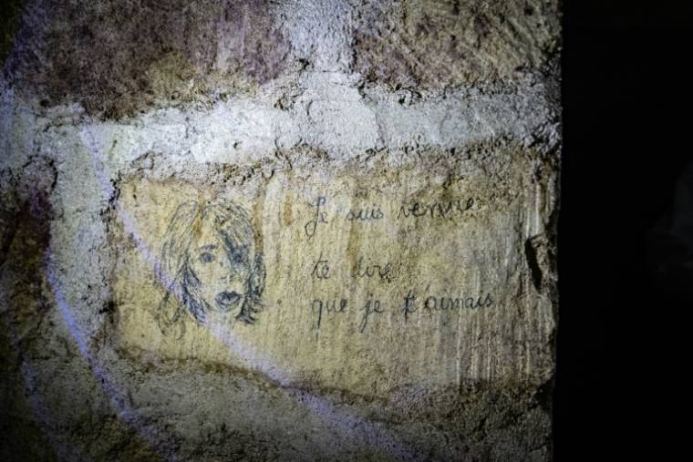 "Je suis venue te dire que je t'aimais", un dessin en hommage à la chanteuse récemment décédée Jane Birkin, sous le cimetière du Montparnasse, dans les carrières souterraines de Paris, le 20 avril 2024  ( AFP / MIGUEL MEDINA )