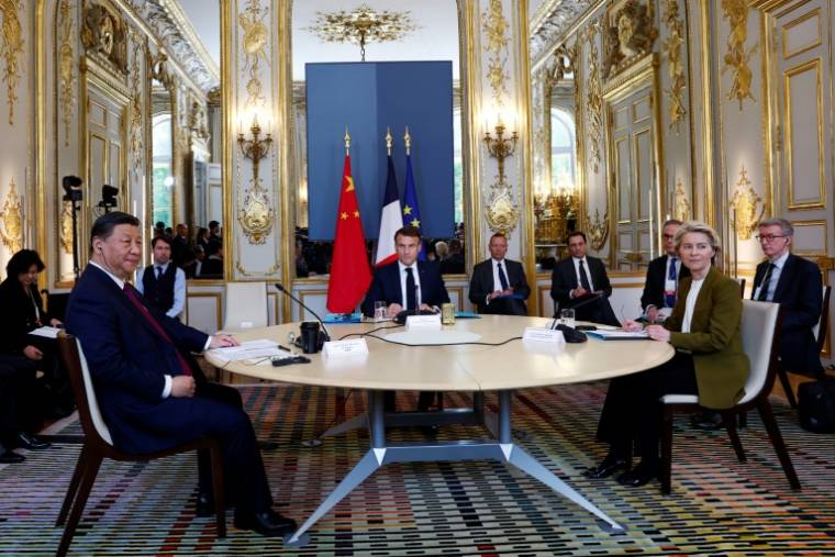 (g-d): le président chinois Xi Jinping, le président français Emmanuel Macron et la présidente de la Commission européenne Ursula von der Leyen lors d'une réunion à l'Elysée, le 6 mai 2024 à Paris ( POOL / Gonzalo Fuentes )