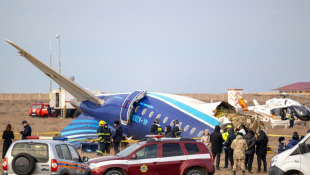 Le site du crash d'un avion de ligne d'Azerbaijan Airlines près de la ville d'Aktau, le 25 décembre 2024 dans l'ouest du Kazakhstan ( AFP / Issa Tazhenbayev )