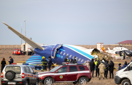 Des secouristes sur le site du crash d'un avion d'Azerbaijan Airlines près d'Aktaou au Kazakhstan le 25 décembre 2024 ( AFP / Issa Tazhenbayev )