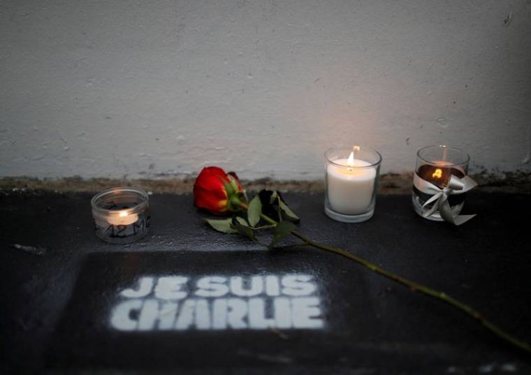 Des fleurs et des bougies devant l'ancien bureau du journal satirique Charlie Hebdo