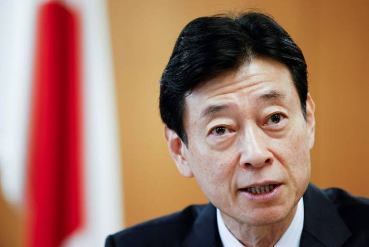 Le ministre japonais de l'Industrie, Yasutoshi Nishimura, lors d'une interview avec Reuters à Tokyo